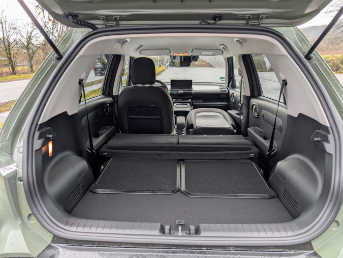 Auch die Vordersitze (beide) lassen sich umklappen. (Bild: Tobias Költzsch/Golem.de)