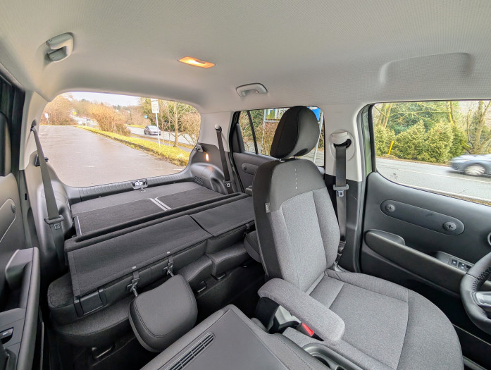 Bei umgeklapptem Beifahrersitz passen durchaus auch längere Gegenstände in den Inster. (Bild: Tobias Költzsch/Golem.de)