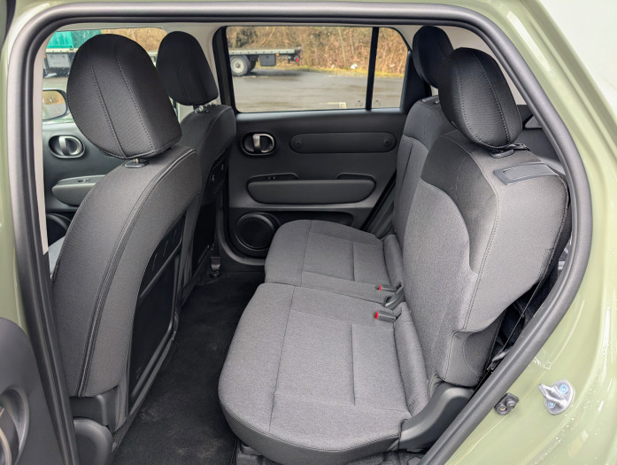 Die Rücklehnen der Rücksitze lassen sich bei unserem Modell anwinkeln. (Bild: Tobias Költzsch/Golem.de)