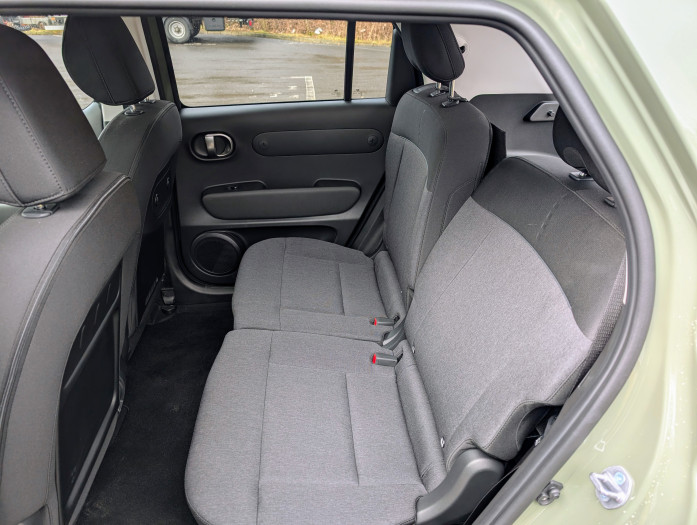 So kann mehr Platz im Kofferraum geschaffen werden, ohne die Sitze umklappen zu müssen. (Bild: Tobias Költzsch/Golem.de)