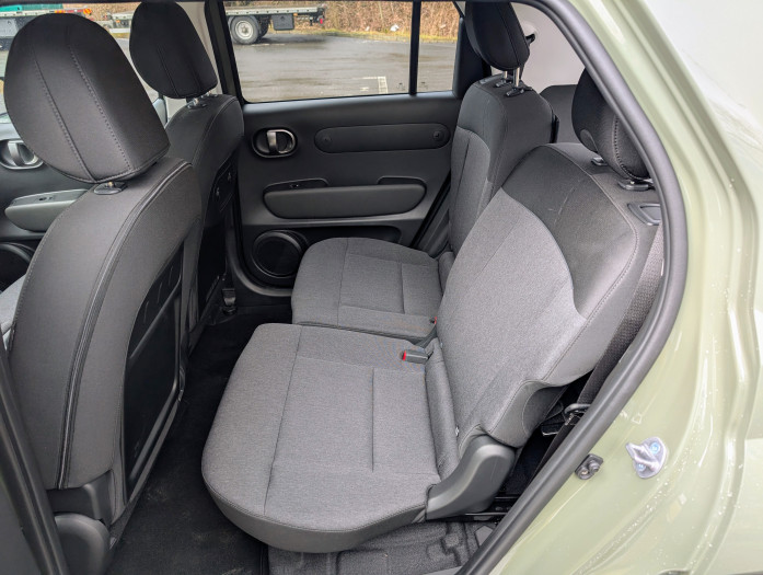 Außerdem lassen sich die Sitze nach vorn schieben. (Bild: Tobias Költzsch/Golem.de)