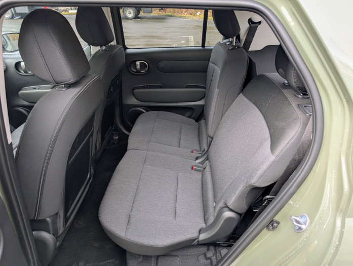 Dann sitzen Passagiere hinten aber wesentlich eingeengter. (Bild: Tobias Költzsch/Golem.de)