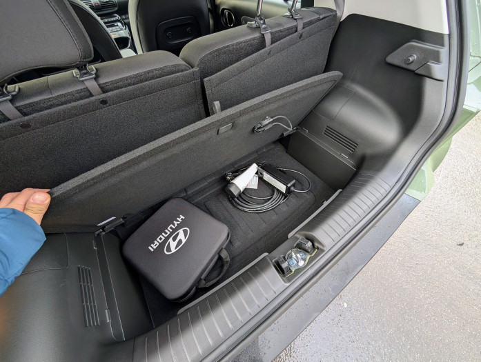 Unter dem Kofferraum ist ein weiteres Staufach. (Bild: Tobias Költzsch/Golem.de)