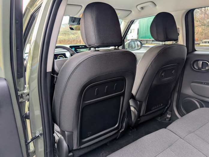 An den Rückseiten der Vordersitze lässt sich Zubehör montieren, ...