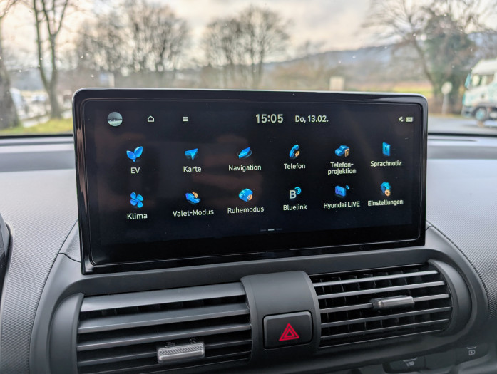 Das Infotainmentsystem funktioniert während unserer Probefahrt gut, aber nicht so flüssig wie bei teureren Autos. (Bild: Tobias Költzsch/Golem.de)