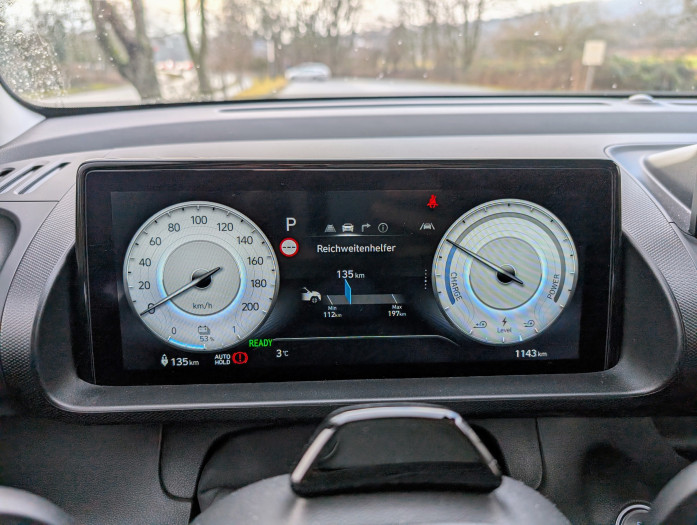 Auf dem Display hinter dem Lenkrad lassen sich verschiedene Informationen anzeigen, etwa zur Reichweite, ...