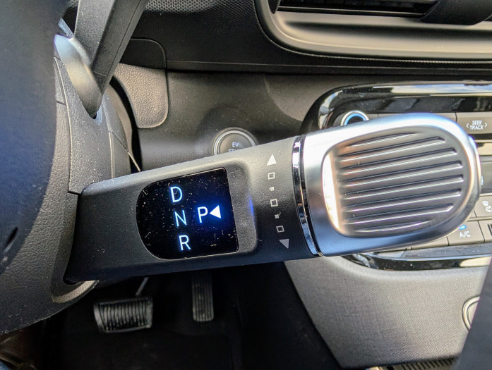 Auch der Gangwahlhebel ist ein alter Bekannter. (Bild: Tobias Költzsch/Golem.de)