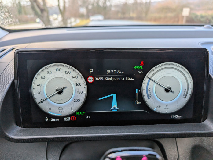 Das Display hinter dem Lenkrad zeigt Navigationsschritte an. (Bild: Tobias Költzsch/Golem.de)