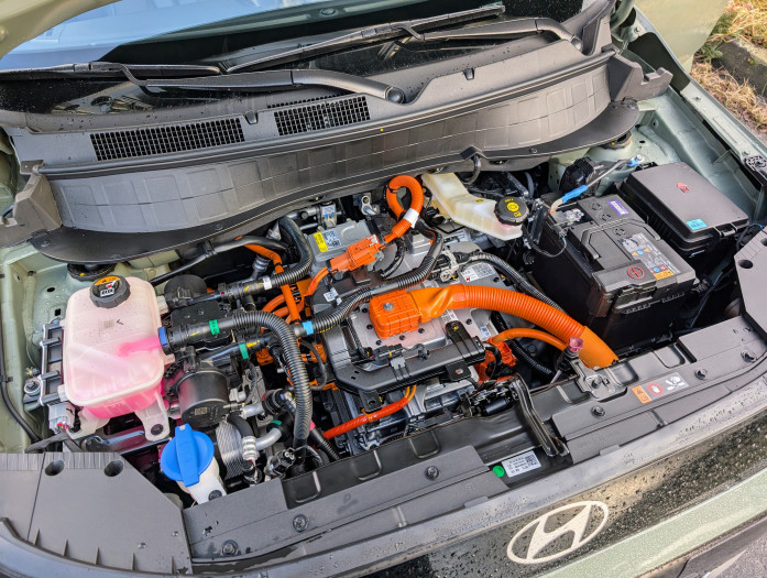 Einen Frunk hat der Inster nicht - unter der Motorhaube befindet sich direkt die Elektronik. (Bild: Tobias Költzsch/Golem.de)