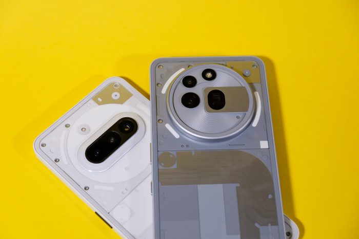 Links das Nothing Phone (3a), rechts das Pro-Modell (Bild: Tobias Költzsch/Golem.de)