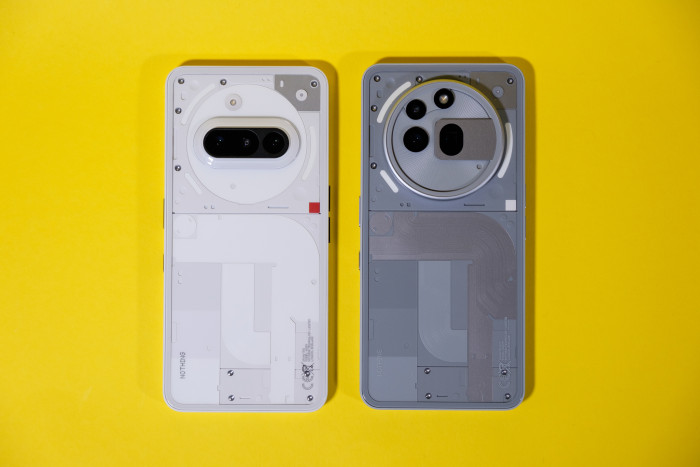 Beide Smartphones sind technisch nahezu baugleich, unterscheiden sich aber im Design. (Bild: Tobias Költzsch/Golem.de)