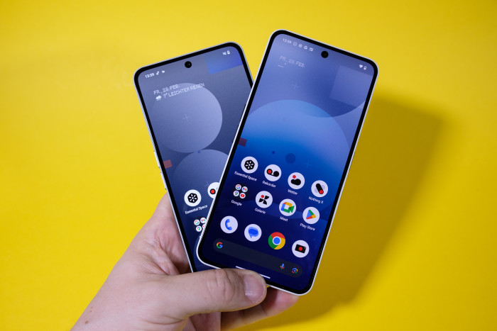 Von vorne sehen beide Smartphones gleich aus. (Bild: Tobias Költzsch/Golem.de)