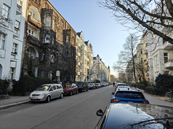 Die Kamera des Oneplus 13 gleicht Schatten und helle Bereich aneinander an. (Bild: Tobias Költzsch/Golem.de)