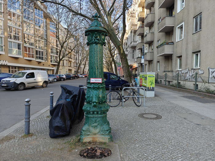 Bei größeren Objekten wie diesem Moped unter einer Plane hingegen ...