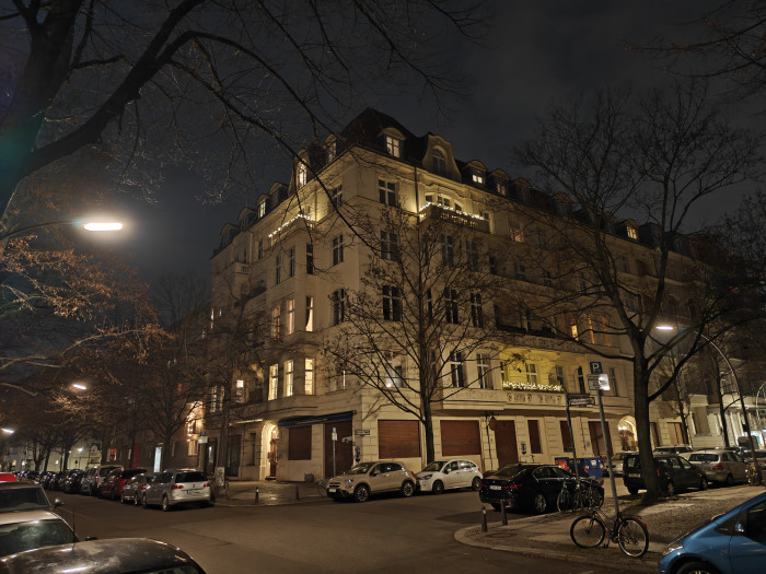 Mit dem Nachtmodus kann das Oneplus 13 auch ohne viel Licht gut belichtete Aufnahmen machen. Die Spitzlichter sind unauffälliger als etwa beim Galaxy S25 Ultra. (Bild: Tobias Költzsch/Golem.de)