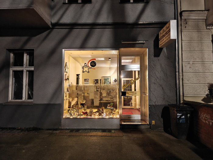 Auch in dieser Aufnahme bekommt das Oneplus 13 den Kontrast zwischen dem hellen Schaufenster und der dunklen Hauswand gut hin. (Bild: Tobias Költzsch/Golem.de)