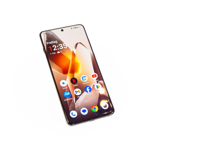 Das Oneplus 13 hat ein 6,82 Zoll großes OLED-Display. (Bild: Andrea Maurer/Golem.de)