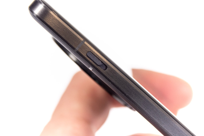 Mit dabei ist der Alert Slider, mit dem Nutzer das Smartphone schnell auf Vibration oder komplett stumm schalten können. (Bild: Andrea Maurer/Golem.de)