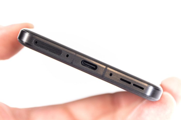 Das Oneplus 13 ist hochwertig verarbeitet, der Rahmen ist aus Metall. (Bild: Andrea Maurer/Golem.de)