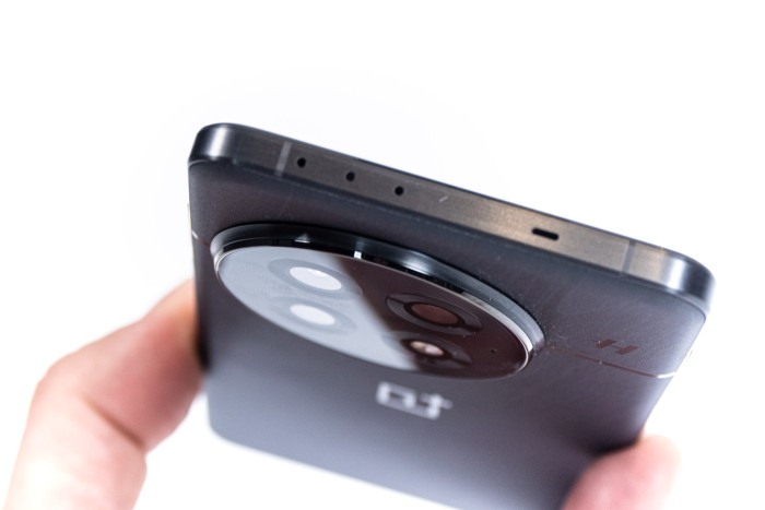 Das Oneplus 13 hat einen IR-Blaster, mit dem elektronische Geräte gesteuert werden können. (Bild: Andrea Maurer/Golem.de)