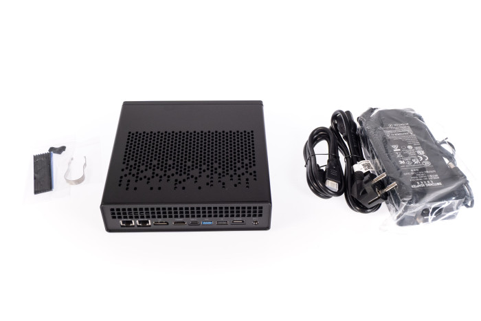 Der Lieferumfang des Minisforum MS-A1. (Bild: Martin Wolf/Golem.de)