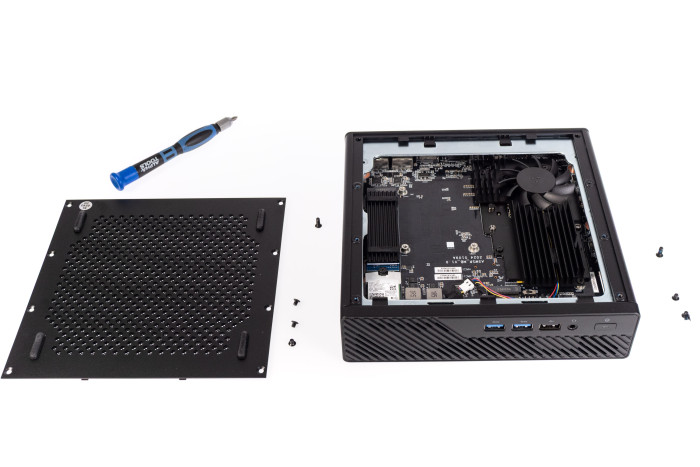 Für den Zugang zum Innenleben müssen einige Schrauben gelöst werden. (Bild: Martin Wolf/Golem.de)