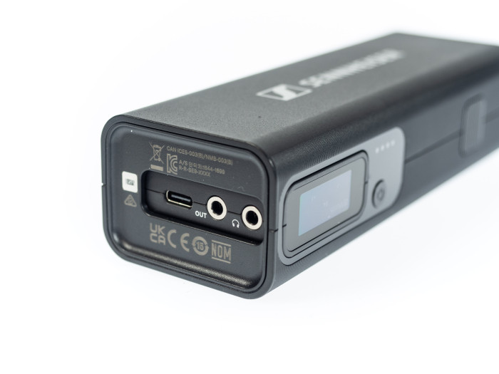 Seine Ausgänge für Audio und Daten machen das Mikrofon als Aufnahmegerät oder Tischmikro einsetzbar. (Bild: Martin Wolf/Golem.de)