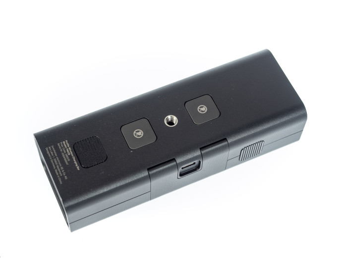 Unten befinden sich neben dem Stativgewinde die Magnete für die Mikro-Sender. (Bild: Martin Wolf/Golem.de)