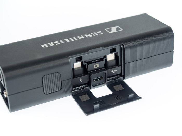 Hinter einer Klappe ist weiteres Zubehör verborgen. (Bild: Martin Wolf/Golem.de)