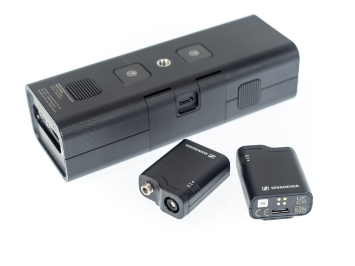 Die Mikro-Sender lassen sich auf Knopfdruck ausklinken und herausnehmen. (Bild: Martin Wolf/Golem.de)