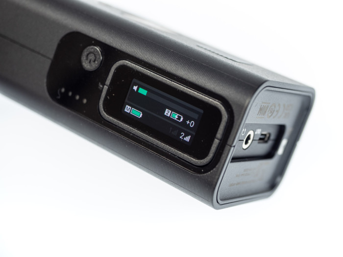 Der Touchscreen des Empfängers ist gut ablesbar. An der Seite sind ein USB-Anschluss und Audioports verbaut. (Bild: Martin Wolf/Golem.de)