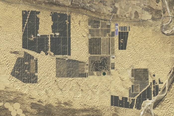 Auf dieser vergrößerten Aufnahme ist ganz klar ein Pferd aus Solarzellen zu erkennen (credit: Michala Garrison, Nasa).