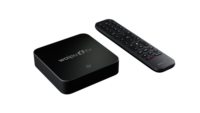 Waipu TV Box mit beleuchteter Fernbedienung (Bild: Exaring)
