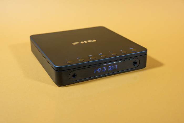 Der Fiio DM13 ist ein kompakter tragbarer CD-Player. (Bild: Tobias Költzsch/Golem.de)