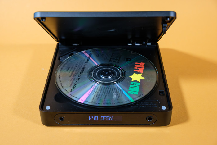 Der Player ist nicht viel größer als eine CD-Hülle, aber natürlich dicker. (Bild: Tobias Költzsch/Golem.de)