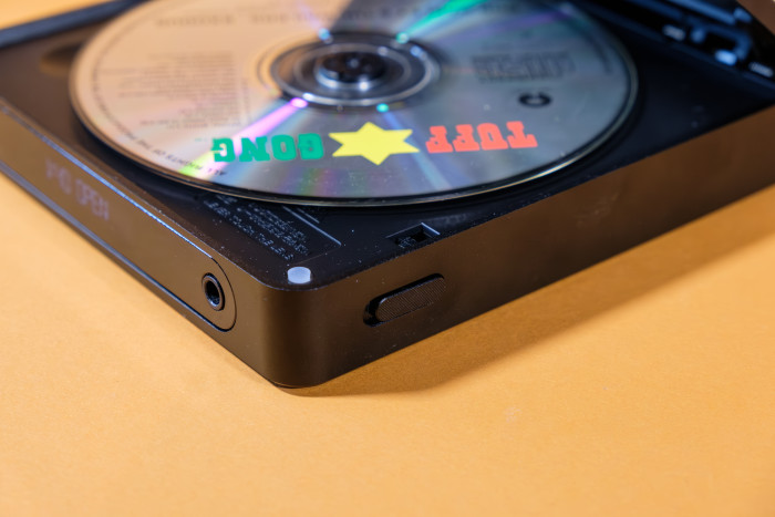 Die Klappe wird über einen Schiebeschalter geöffnet; ebenfalls zu sehen: der Balanced-Output mit 4,4-mm-Buchse. (Bild: Tobias Költzsch/Golem.de)