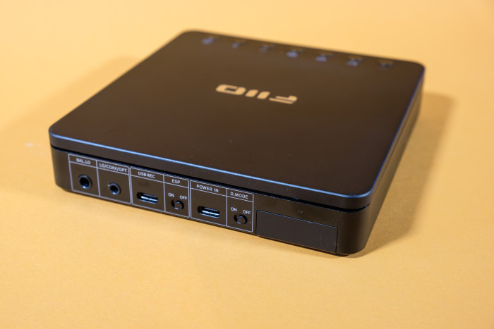 Auf der Rückseite finden sich weitere Anschlüsse und Einstellungsmöglichkeiten. (Bild: Tobias Költzsch/Golem.de)