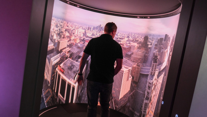 Jetzt nicht stolpern: Schwebeflug über Großstadt im Holodeck (Bild: P. Steinlechner/Golem.de)