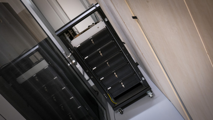 Ein Rechner für jeden Beamer, plus ein weiterer die Koordination (Bild: P. Steinlechner/Golem.de)