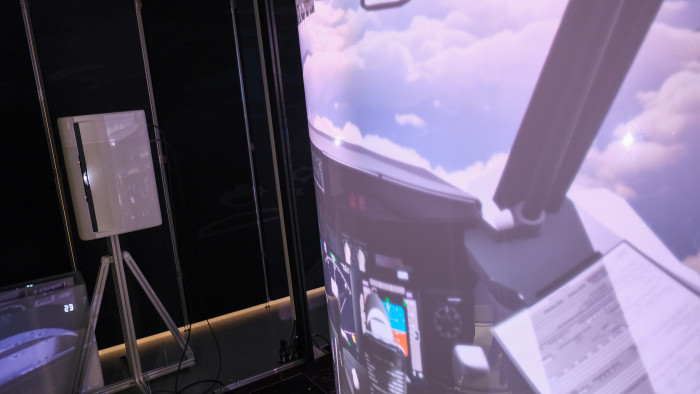 Bild aus dem Maschinenraum: Vier Beamer bringen das Bild auf die Leinwand. (Bild: P. Steinlechner/Golem.de)