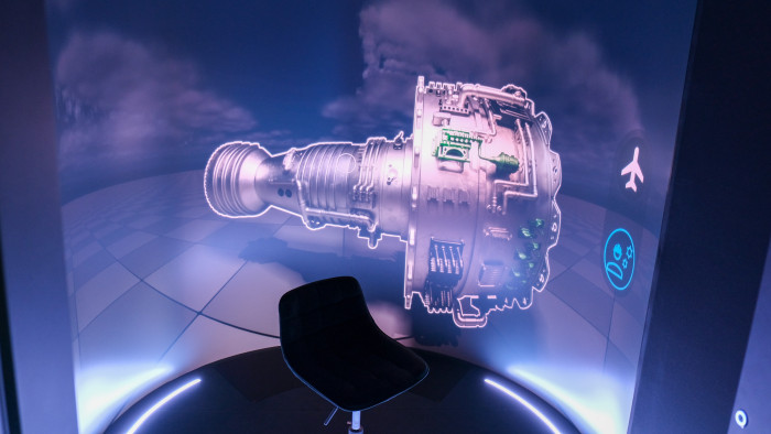 Die Turbine kann mit Handbewegungen gedreht und vergrößert werden. (Bild: P. Steinlechner/Golem.de)