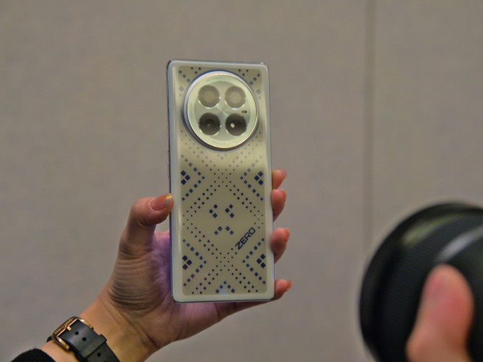 Das E-Paper-Smartphone von Infinix (Bild: Martin Wolf/Golem.de)