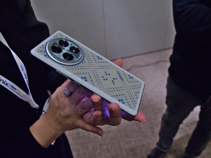 Die E-Paper-Rückseite zeigt keine Informationen an, sondern Muster. (Bild: Martin Wolf/Golem.de)