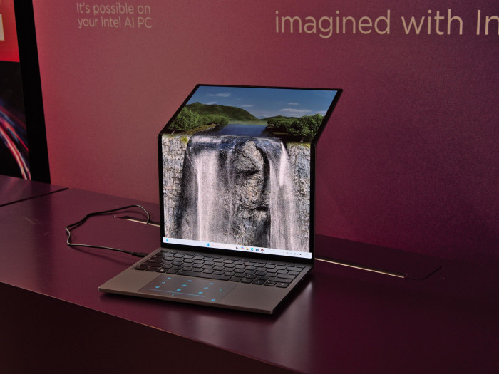 Das Thinkbook Codename Flip hat einen 18,1 Zoll großen Bildschirm, der sich in der Mitte zusammenfalten lässt. (Bild: Martin Wolf/Golem.de)