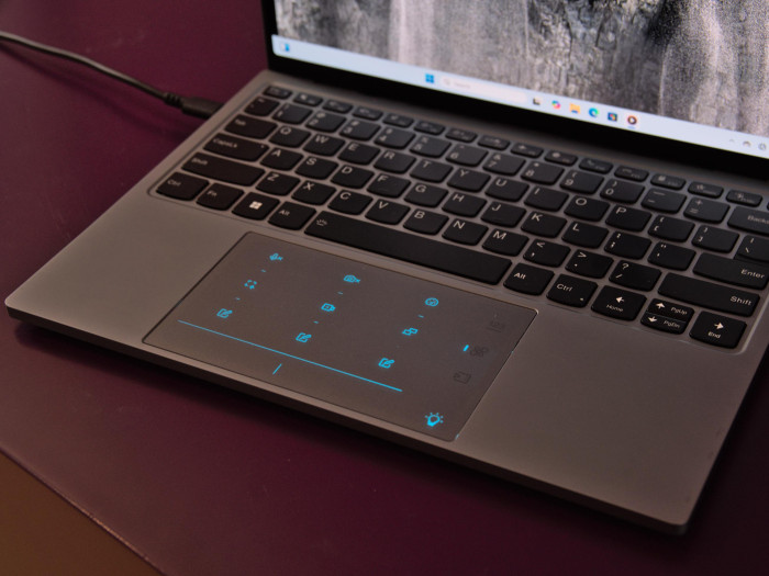 Das Trackpad hat drei verschiedene Ebenen von Bedienelementen, die sich einblenden lassen. (Bild: Martin Wolf/Golem.de)