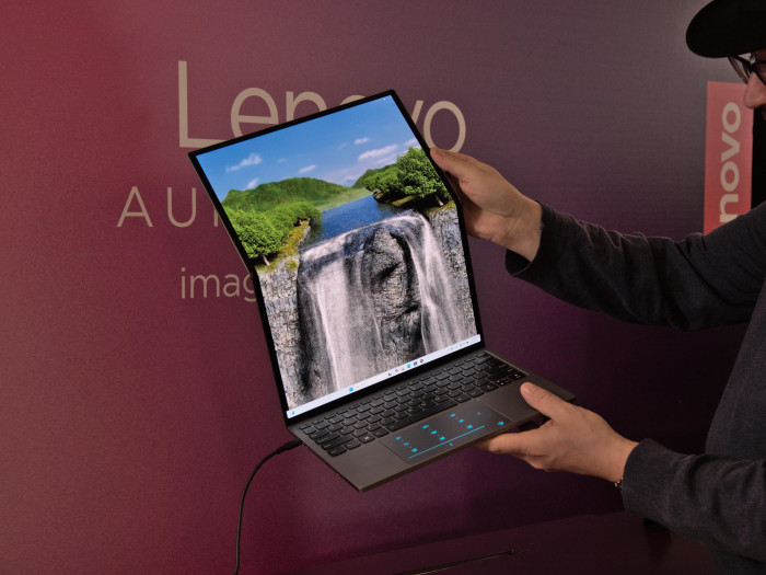 Das Notebook ist überraschend stabil gebaut, trotz des großen, faltbaren Displays. (Bild: Martin Wolf/Golem.de)