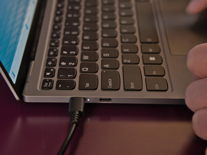 Das Thinkbook Codename Flip hat zahlreiche Thunderbolt-Anschlüsse. (Bild: Martin Wolf/Golem.de)