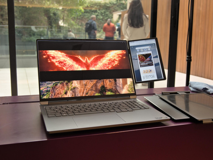 Das Magic Bay 2nd Display Concept ist ein 8 Zoll großer Zusatzbildschirm für das Thinkbook 16p Gen 6. (Bild: Martin Wolf/Golem.de)