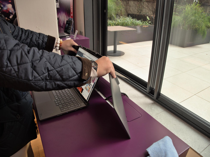 Die beiden Zusatzbildschirme werden ebenfalls über den Magic-Bay-Anschluss mit dem Rechner verbunden. (Bild: Martin Wolf/Golem.de)