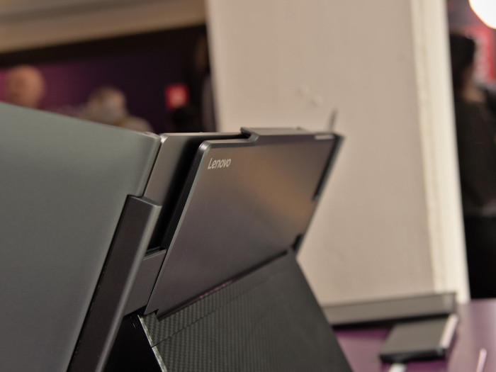 Der Rückdeckel, der die beiden Displays mit einander verbindet, dient als zusätzlicher Ständer. (Bild: Martin Wolf/Golem.de)